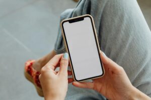 क्या आपका iPhone बन सकता है आपका डिजिटल ड्राइविंग लाइसेंस? जानें किन राज्यों में है यह सुविधा!