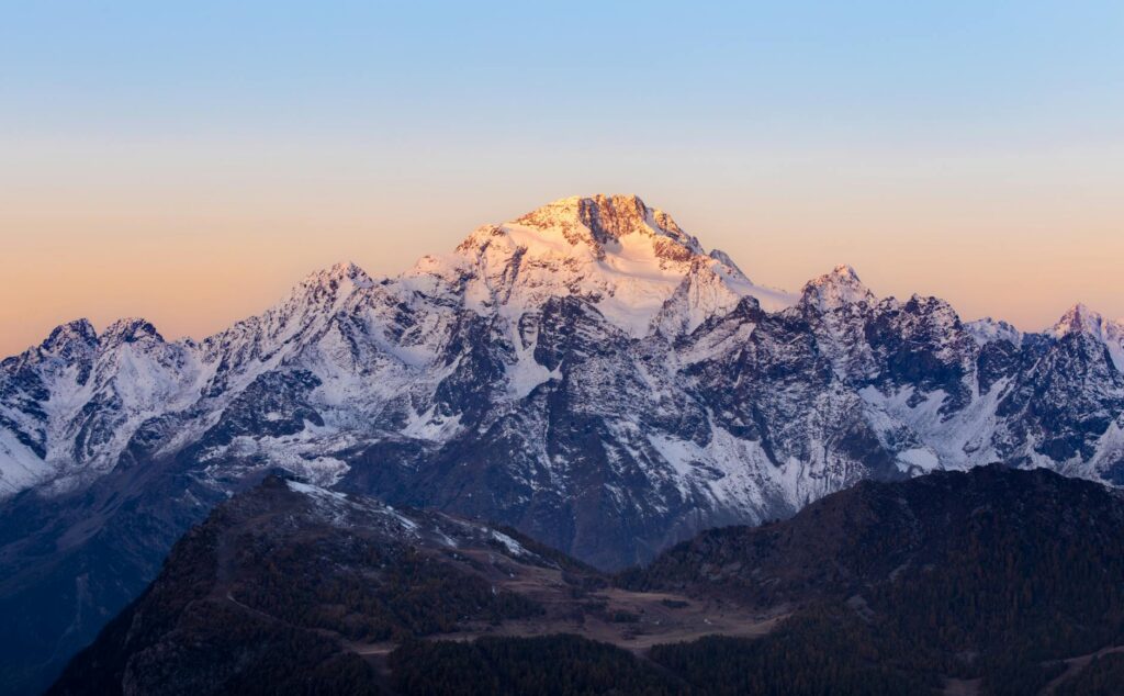 netflix delists 20 games including hades monument valley 20250625162805885582