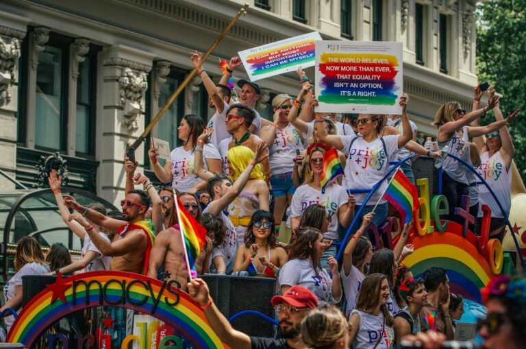 NYC प्राइड परेड में ग्लिटर और खुशियों की बौछार — NYPD के वर्दी प्रतिबंध के खिलाफ विरोध