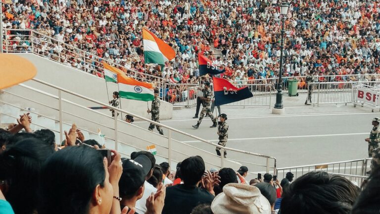 “BSF जवान ने दिल्ली में ट्रेन बदलते समय लूटी ज्वेलरी शॉप – पूरा मामला जानें!”