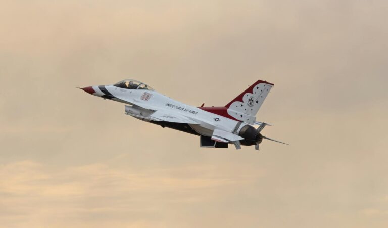 “F-16 को पीछे छोड़ दें! ये 10 घातक हथियार युद्ध का रुख पलभर में बदल सकते हैं”