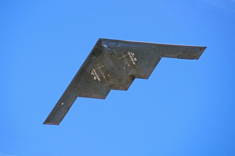 “B-2 स्पिरिट vs F-35 vs SU-57: भारत का ब्रह्मास्त्र किससे टकराएगा? जानें सच्चाई!”
