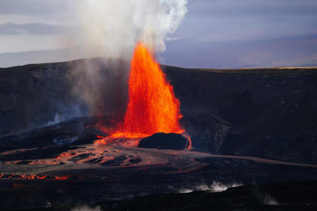 kilauea volcano erupts 300ft lava fountain 30th time 20250807002839461269
