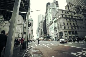 NYC में कंक्रीट का विशाल छज्जा गिरा, ‘फाइनल डेस्टिनेशन’ जैसा डरावना मंजर!